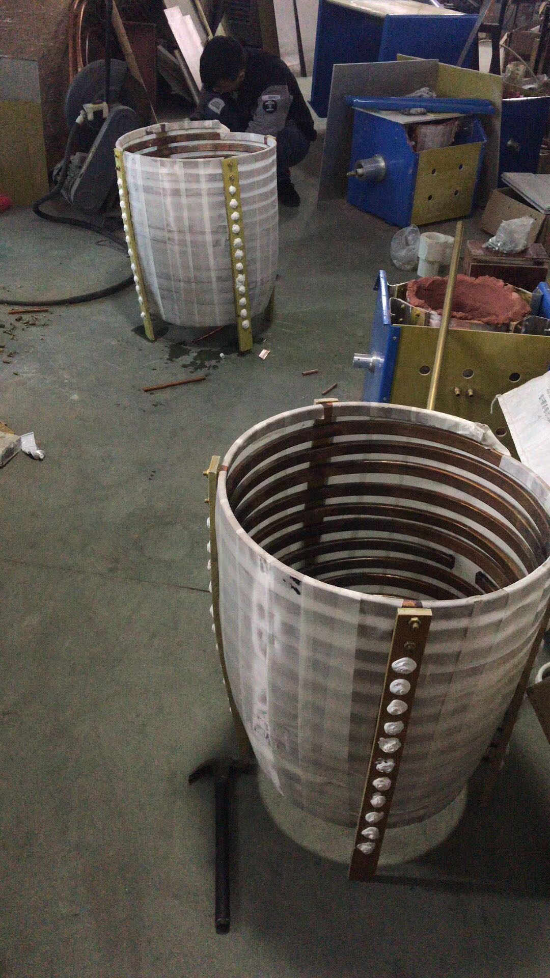生产车间技工李师傅给废铜熔炼炉脱胎换骨