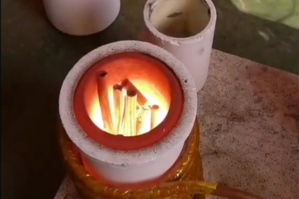 中频熔炼炉在多雨潮湿环境中应注意哪些问题？