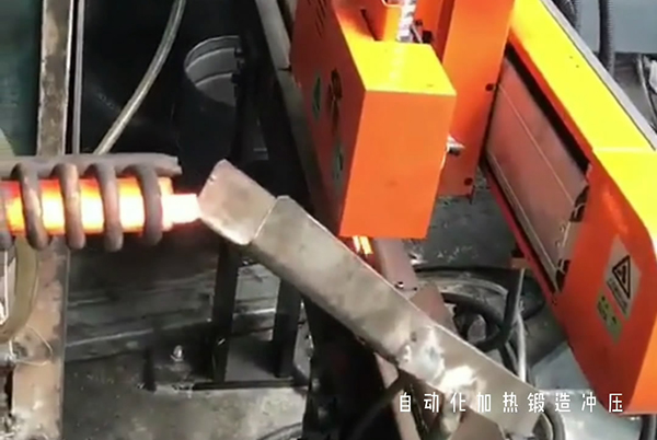 搭配机械手臂使用的锻造加热炉