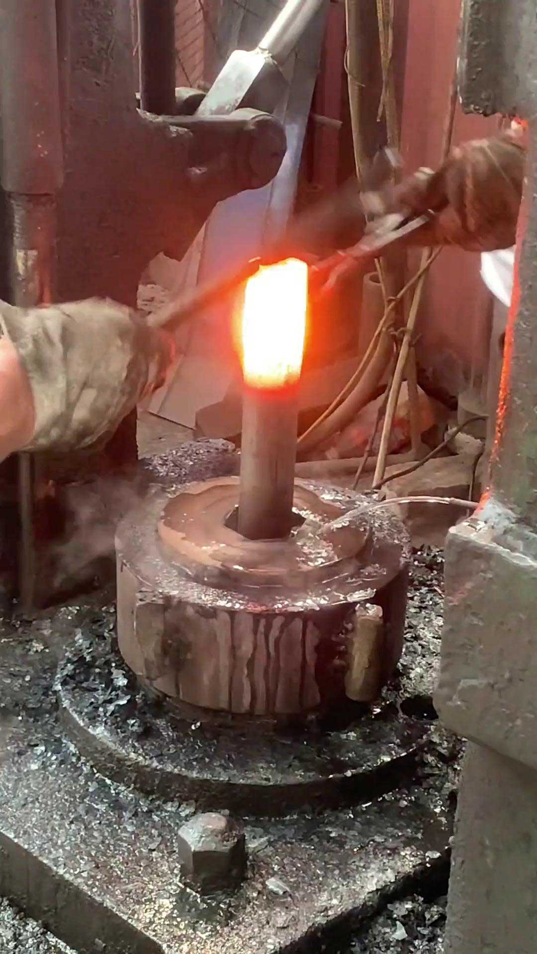 外六角锻造过程-中频感应加热设备起到加热毛坯棒料作用