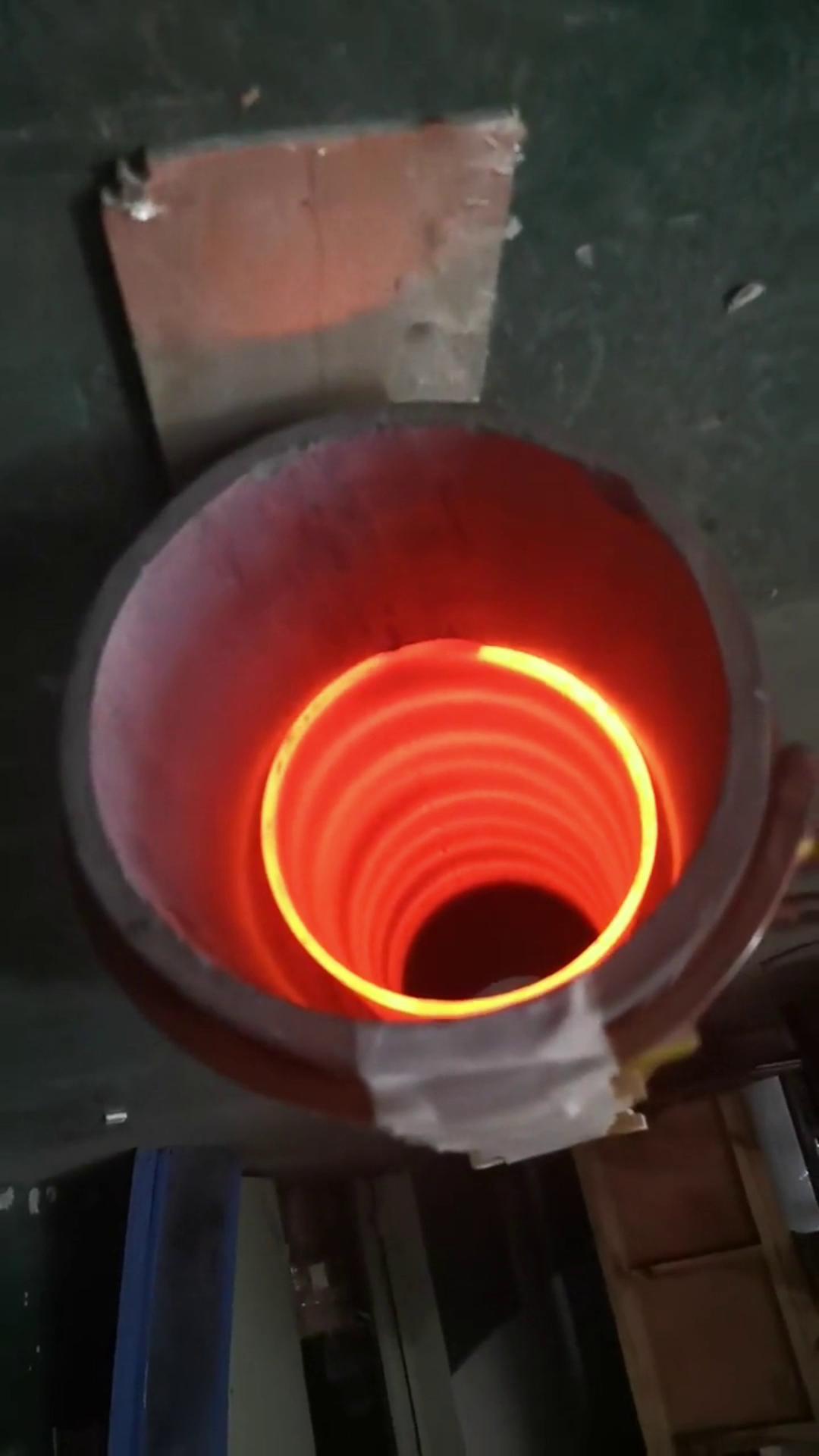 中频感应加热设备加热直径159mm，壁厚6mm钢管退火450mm，40秒红透至800度