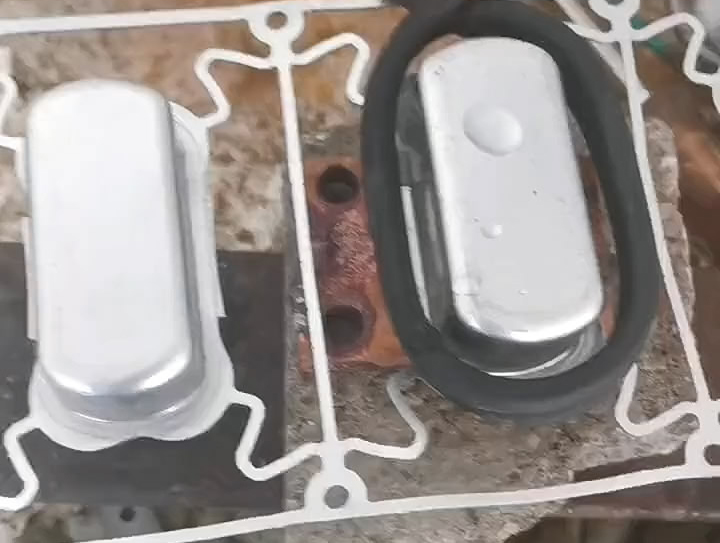 铝件模具加热，高频机缓慢加热至100度左右，保持模具不变形