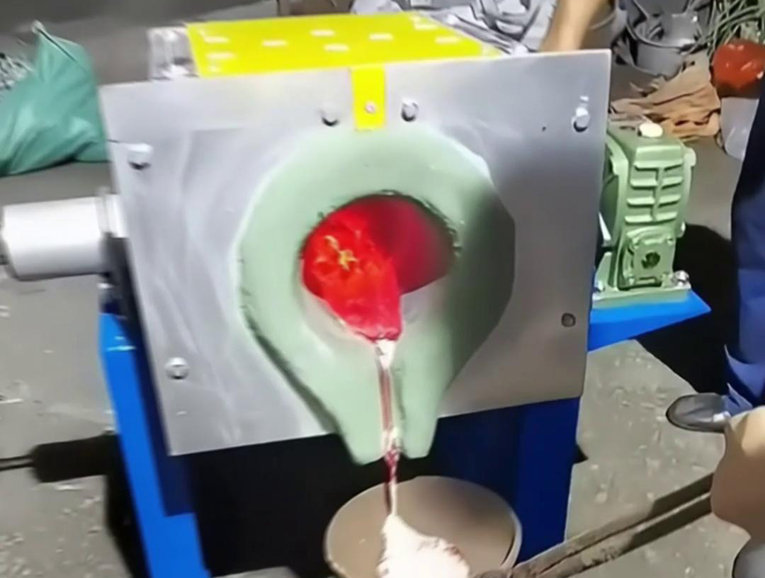 中频熔铝炉具有多种优点，如体积小、重量轻、效率高、耗电少