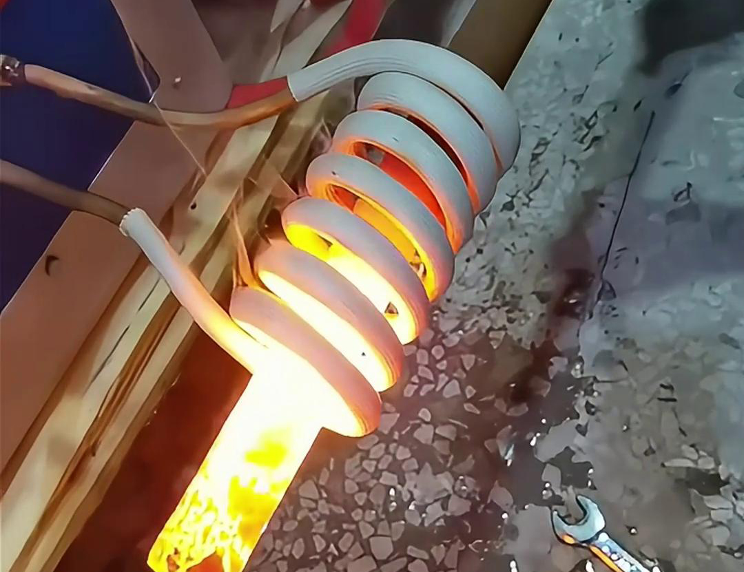 铁棒的高频加热具有效率高、速度快、操作简单等优点，广泛应用于金属材料加工