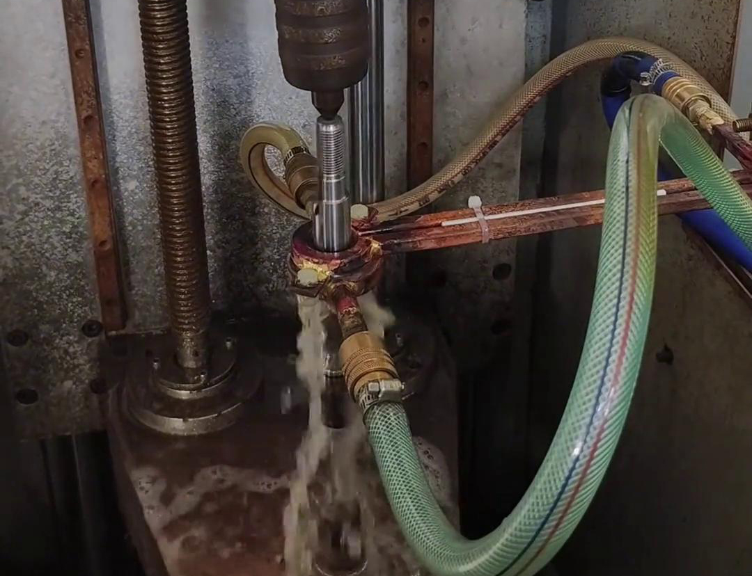 高频淬火机床可以根据电机轴尺寸和淬火要求，实现自动化操作淬火