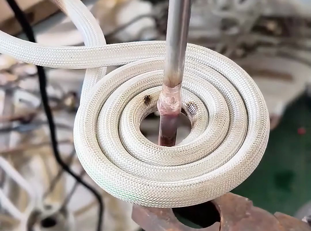 使用高频焊接机对铜铝管实施焊接，整个过程只要5-7秒钟就可以完成